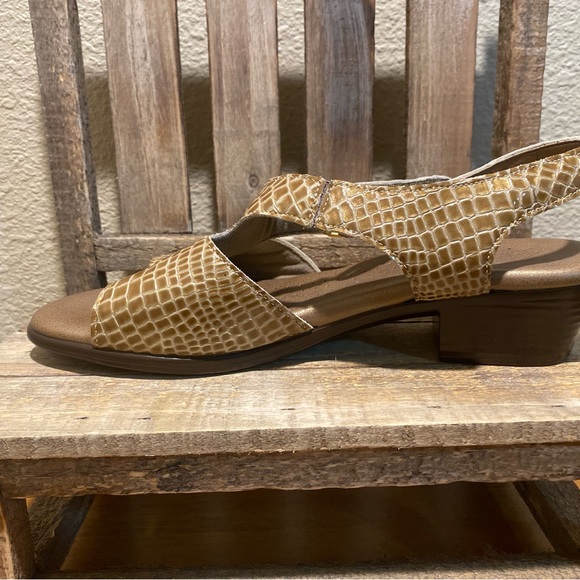 SAS Suntimer Beige Croc Sandels 9M, Adjustable Strap, Contoured Footbed Sandal - Picture 12 of 15